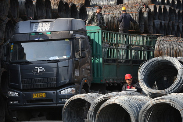 Công nhân Trung Quốc vận chuyển thép thành phẩm. (Nguồn: EPA/TTXVN) Trung Quốc dọa kiện Mỹ tại WTO vì thuế nhập khẩu thép ảnh 1