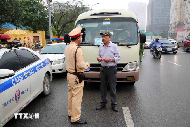 ttxvn-canh-sat-giao-thong-ha-noi-tang-cuong-dam-bao-atgt-cho-ky-nghi-le-304-va-15-5234.jpg
