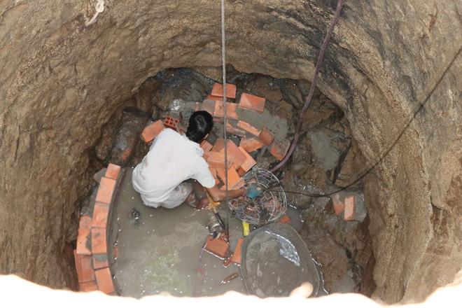 Chiếc giếng đào trị giá 65 triệu đồng được UBND xã Kông Lơng Khơng gấp rút triển khai để cung cấp nước sinh hoạt cho người dân. (Ảnh: Dư Toán/TTXVN) Gia Lai: Không để người dân thiếu nước sinh hoạt do hạn hán ảnh 1