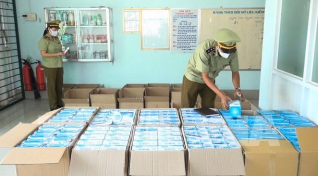 Lực lượng Quản lý thị trường tạm giữ khẩu trang chưa đủ giấy tờ hợp lệ. (Ảnh minh họa: PV/Vietnam+) Tuyên Quang xử phạt 13 trường hợp vi phạm kinh doanh vật tư y tế ảnh 1