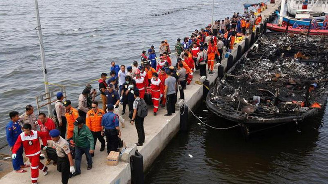 Lực lượng cứu hộ tại một vụ cháy tàu của Indoneisa. (Nguồn: Reuters) 14 người thiệt mạng do tai nạn tàu thủy ở Indonesia và Trung Quốc ảnh 1