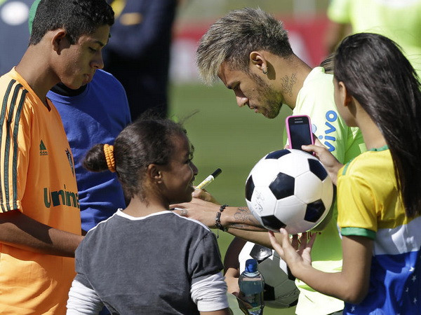 Các cầu thủ đội tuyển Brazil giúp đỡ nạn nhân lũ lụt ảnh 1