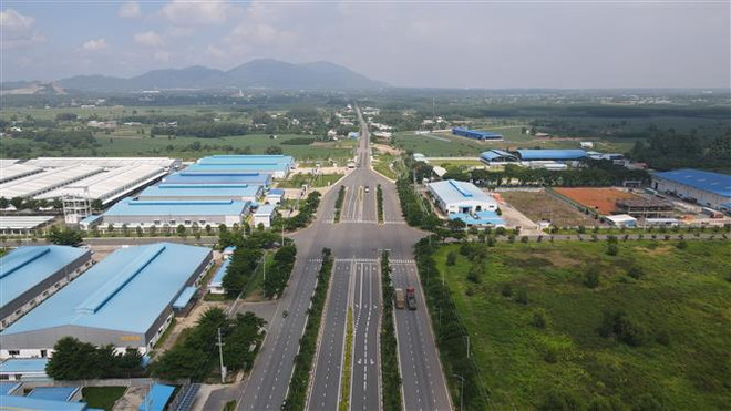 Khu công nghiệp Châu Đức (huyện Châu Đức, Bà Rịa-Vũng Tàu) có tổng diện tích cho thuê hơn 500ha đã hoàn thiện các hạ tầng giao thông, điện, nước, gas... để thu hút các nhà đầu tư thứ cấp. Tỷ lệ lấp đầy của Khu công nghiệp Châu Đức hiện đạt 48%. (Ảnh: Hoàng Nhị/TTXVN) Khai thác thế mạnh để phát triển bất động sản công nghiệp ảnh 1