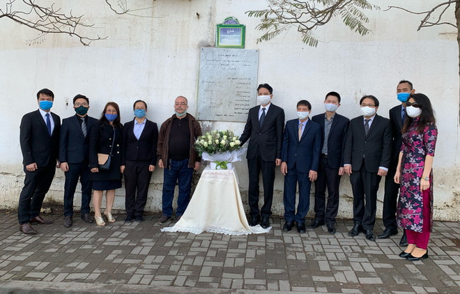 Đặt hoa tưởng niệm các nhà báo Algeria hy sinh tại Việt Nam ảnh 1