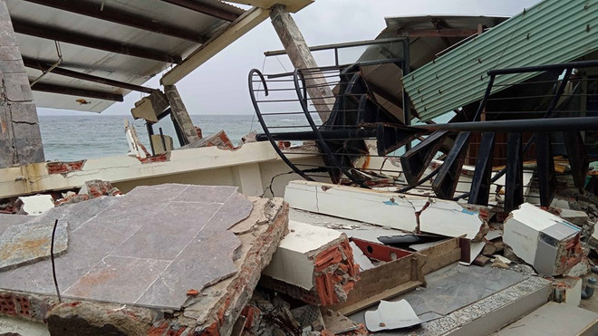 Hội An: Sóng biển đánh sập, cuốn trôi tài sản của người dân ra biển ảnh 1