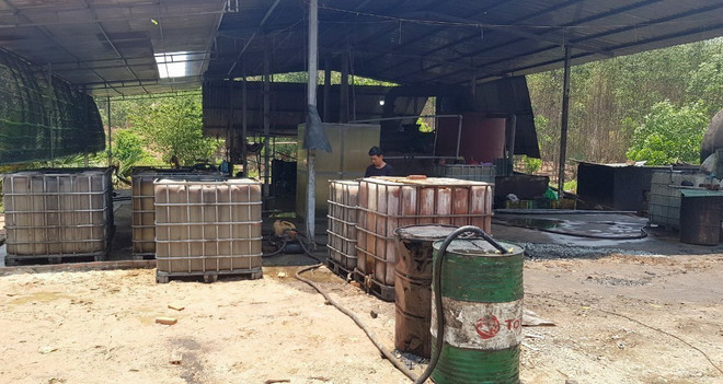 Điểm tái chế nhớt thải trái phép với diện tích hơn 200m2 nằm sâu trong địa bàn hẻo lánh thuộc xã Thắng Hải, huyện Hàm Tân (Bình Thuận). (Ảnh: TTXVN phát) ttxvn_1104_nhot thai (2).jpg