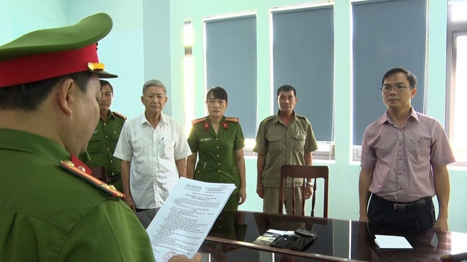 Công an đọc quyết định khởi tố, tạm giam bị can Trần Thạch Nam. (Ảnh: Công an cung cấp) 1104_dung quat2.jpg