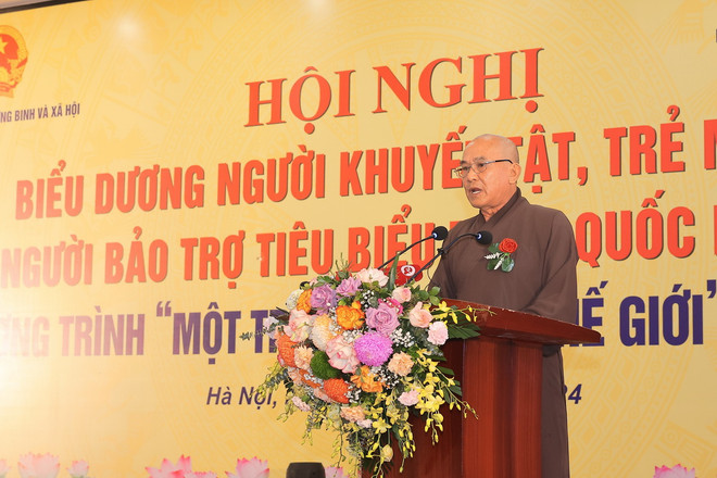 Thầy Thích Lệ Tâm - Trụ trì chùa Thiện Tâm (tỉnh Bình Thuận) - người sáng lập Trung tâm Thiện Tâm (nơi tiếp nhận, chăm sóc cho 103 trẻ mồ côi) tham luận. (Ảnh: Hoàng Hiếu/TTXVN) ttxvn_1104_tam guong (5).jpg