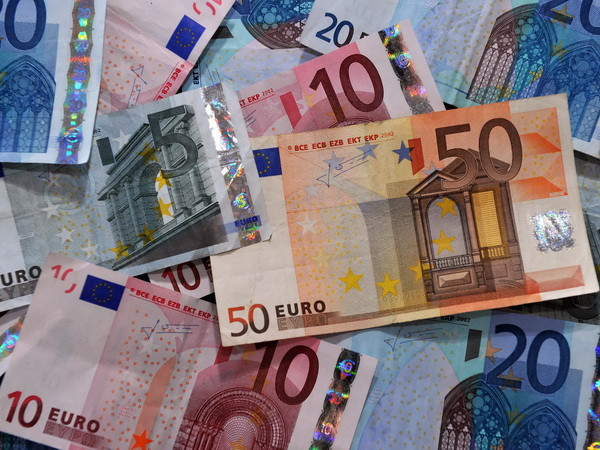 Ảnh chỉ có tính minh họa. (Nguồn: AFP/TTXVN) Đồng euro lên giá sau kết quả sát hạch ngân hàng châu Âu ảnh 1