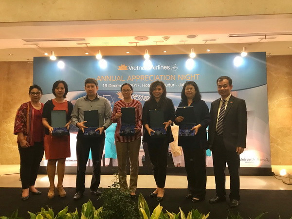 VNA vận chuyển hơn 100.000 lượt khách tuyến VN-Indonesia năm 2017 ảnh 1