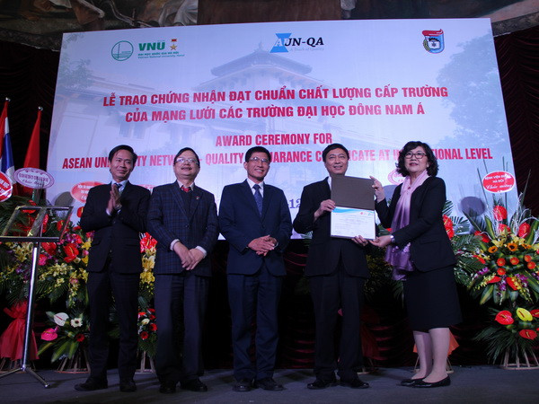 Lễ trao chứng nhận đạt chuẩn AUN-QA cho ĐH Khoa học Tự nhiên ảnh 1