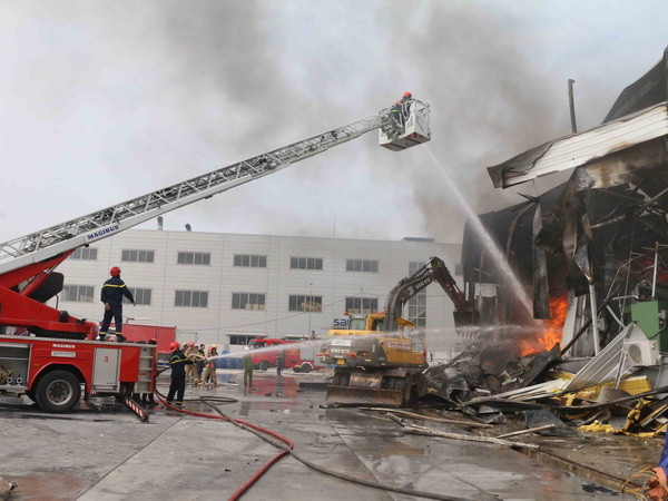 Bắc Ninh: Cháy lớn thiêu rụi kho pha chế sơn rộng hàng trăm m2 ảnh 1