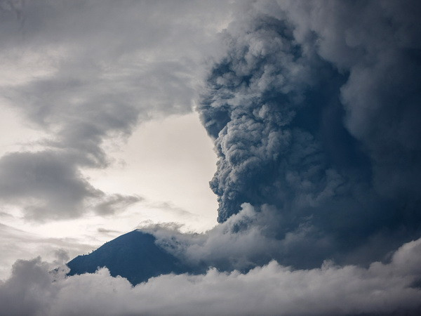 Indonesia gia hạn lệnh đóng cửa sân bay tại Bali vì tro bụi núi lửa ảnh 1