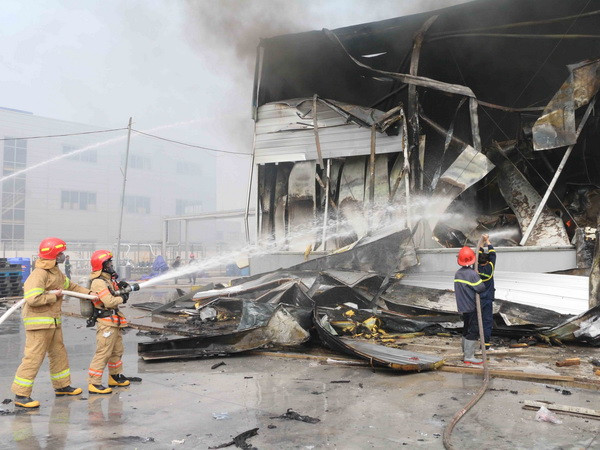 Bắc Ninh: Cháy lớn thiêu rụi kho pha chế sơn rộng hàng trăm m2 ảnh 2