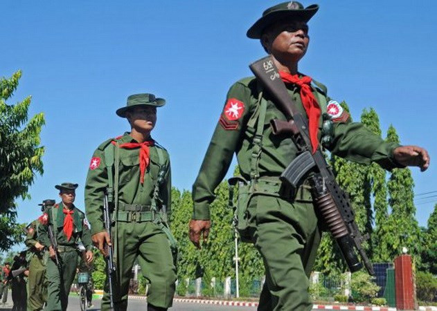 Lực lượng quân chính phủ Myanmar. (Ảnh: AP) Máy bay và pháo binh yểm trợ quân đội Myanmar chiếm căn cứ Gidon ảnh 1