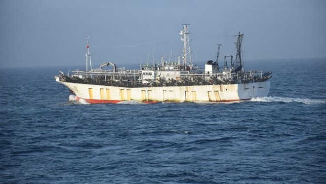 Hàn Quốc phá hủy tàu cá Trung Quốc vì đánh bắt bất hợp pháp ảnh 1