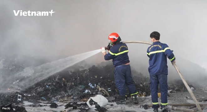 Hà Nội: Cháy bãi phế liệu dưới gầm cầu Thăng Long, khói đen nghi ngút ảnh 1