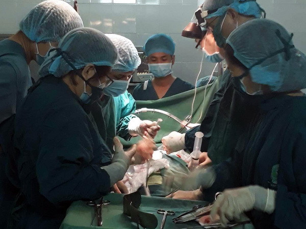 Phẫu thuật thành công cứu đôi chân bé trai ung thư máu bị dập tủy ảnh 1