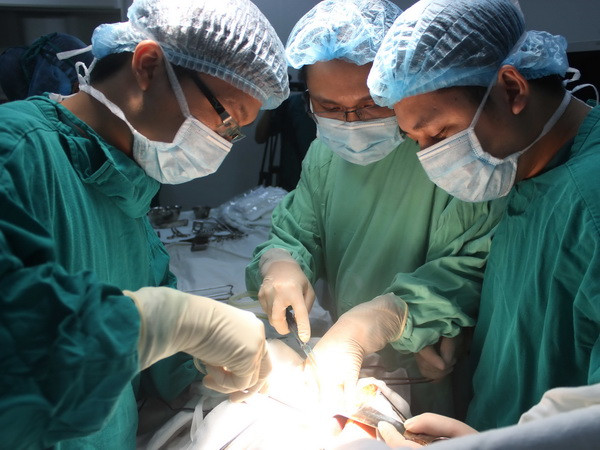 Phẫu thuật thành công khối u xơ 4,5kg cho bệnh nhân ở Đồng Văn ảnh 1