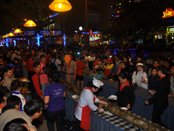 Bánh tét dài 40m - Kỷ lục cuối của Yasaka-Sài Gòn-Nha Trang ảnh 1