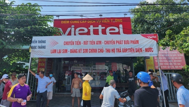 Điểm giao dịch nơi xảy ra vụ cướp. (Ảnh: TTXVN phát) Đi ôtô, hai thanh niên cướp 100 triệu đồng ở điểm giao dịch Bình Dương ảnh 1