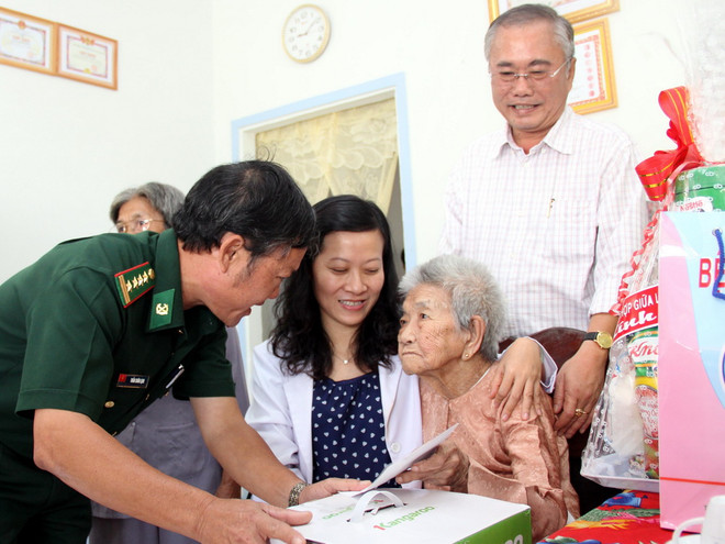 Xây dựng chế độ đối với người Việt có công định cư tại Lào ảnh 1