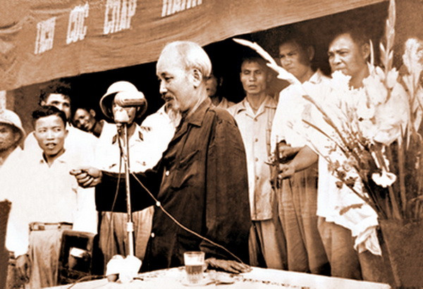 Triển lãm "Chủ tịch Hồ Chí Minh sống mãi trong sự nghiệp chúng ta" ảnh 1