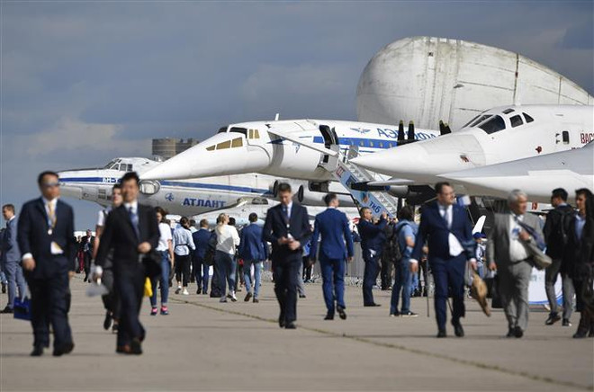 Du khách thăm quan tại Triển lãm hàng không-vũ trụ quốc tế MAKS-2019 ở Zhukovsky, Nga. (Ảnh: AFP/TTXVN) Những sản phẩm ấn tượng tại Triển lãm Hàng không vũ trụ quốc tế MAKS ảnh 1