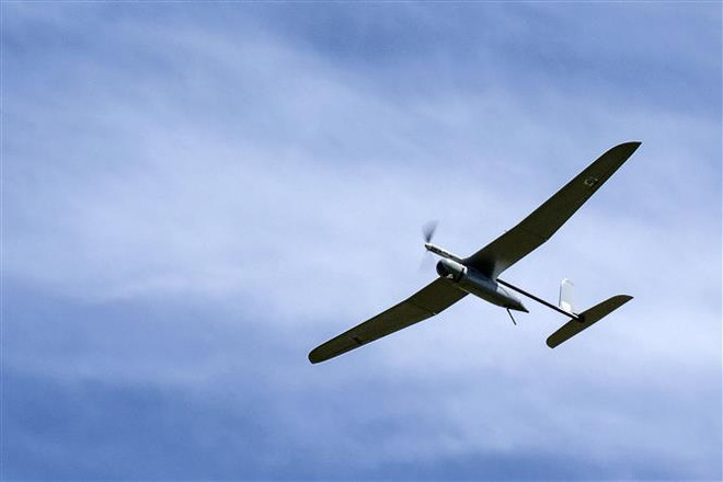 Máy bay không người lái của Israel có nhiệm vụ giám sát khu vực biên giới với Liban. (Ảnh: AFP/TTXVN) Israel phát triển hệ thống kiểm soát máy bay không người lái ảnh 1