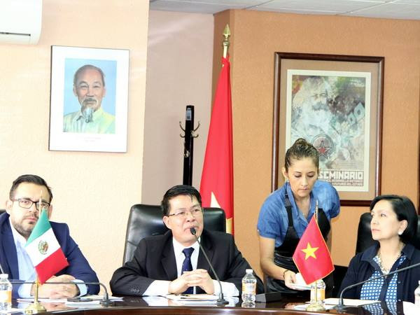 Đại sứ Lê Thanh Tùng (giữa) thông báo tình hình về Biển Đông tại cuộc họp. (Nguồn: TTXVN) Nhóm nghị sỹ Mexico-Việt Nam kêu gọi đối thoại cho Biển Đông ảnh 1