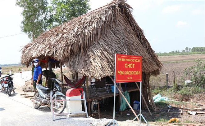 Chốt kiểm dịch đường biên số 15 Đồn Biên phòng Cửa khẩu quốc tế Mộc Bài, Tây Ninh vừa được dựng thay cho chiếc lều bạt dã chiến trước kia. (Ảnh: Xuân Khu/TTXVN) Những ''lá chắn'' dịch COVID-19 nơi lối mòn biên giới Tây Nam ảnh 2
