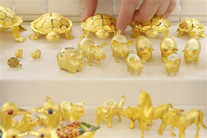 Giá vàng trên thị trường thế giới phiên 6/1 giảm hơn 2% ảnh 1