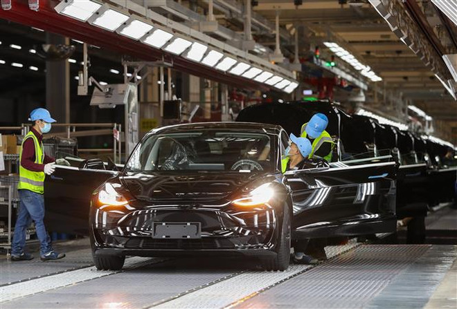 Giá trị thị trường của Tesla lần đầu vượt mức 700 tỷ USD ảnh 1