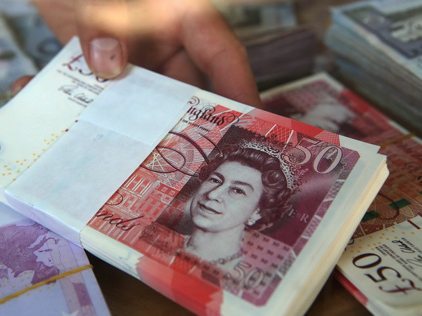 Đồng bảng giảm mạnh, các "tín đồ" hàng hiệu đang đổ về London ảnh 1