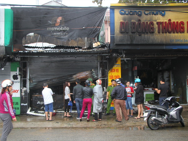 Cháy lớn tại dãy cửa hàng điện thoại, tạp hóa của tỉnh Hà Tĩnh ảnh 1