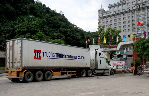 Xe hàng nông sản chuẩn bị qua cửa khẩu để xuất hàng sang Trung Quốc. (Ảnh: Thái Thuần/TTXVN) Diễn đàn thúc đẩy giao thương rau quả giữa Việt Nam-Trung Quốc ảnh 1