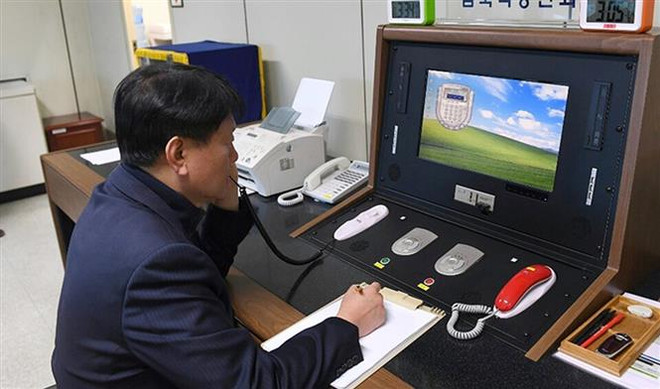 Giới chức Hàn Quốc liên lạc với người đồng cấp Triều Tiên thông qua đường dây nóng liên lạc giữa hai miền Triều Tiên tại khu phi quân sự Panmunjom ở Paju, Hàn Quốc ngày 3/1/2018. (Ảnh: AP/TTXVN) Hàn Quốc tham vấn Mỹ về vụ cắt đứt đường dây liên lạc liên Triều ảnh 1