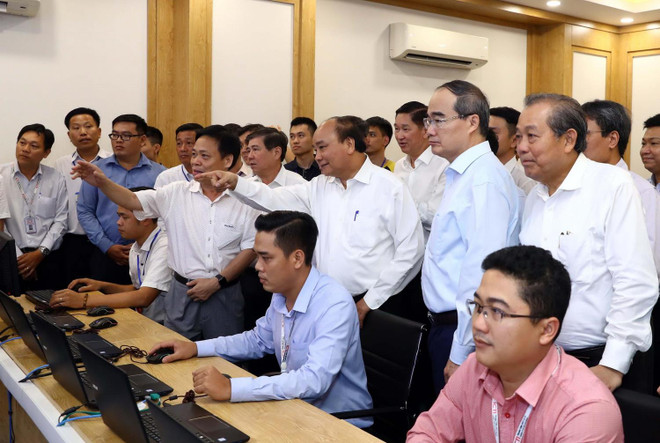 Thủ tướng Nguyễn Xuân Phúc thăm phòng điều hành mô phỏng thành phố thông minh. (Ảnh: Thống Nhất/TTXVN) Thủ tướng: TP.HCM phải luôn là địa phương tiên phong, dẫn đầu ảnh 2