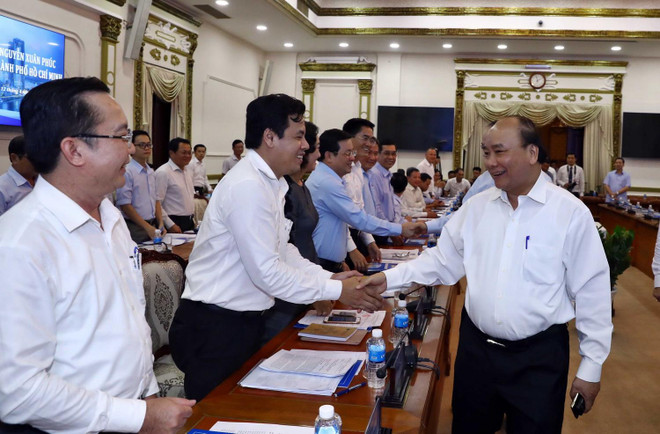 Thủ tướng Nguyễn Xuân Phúc với các đại biểu tham dự buổi làm việc. (Ảnh: Thống Nhất/TTXVN) Thủ tướng: TP.HCM phải luôn là địa phương tiên phong, dẫn đầu ảnh 3