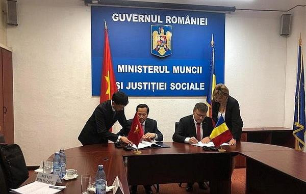 Lễ ký thỏa thuận (MOU) về tăng cường hợp tác lao động giữa Việt Nam-Romaina. (Ảnh: PV/Vietnam+) Nâng quan hệ hữu nghị truyền thống Việt Nam-Romania lên tầm cao mới ảnh 2