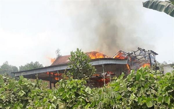 Nghệ An: Cháy trụi nhà sàn ba gian khiến một người tử vong ảnh 1