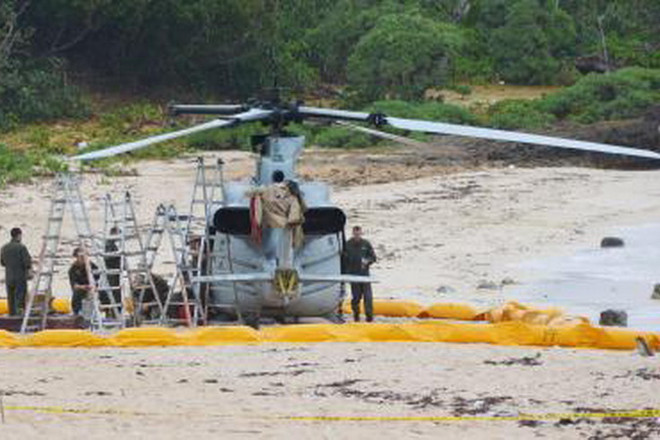 Trực thăng thủy quân lục chiến Mỹ hạ cánh khẩn cấp tại Okinawa ảnh 1