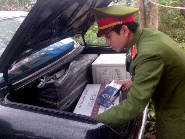 Bình Dương: Bắt ôtô chở hơn 1.000 cây thuốc lá nhập lậu ảnh 1