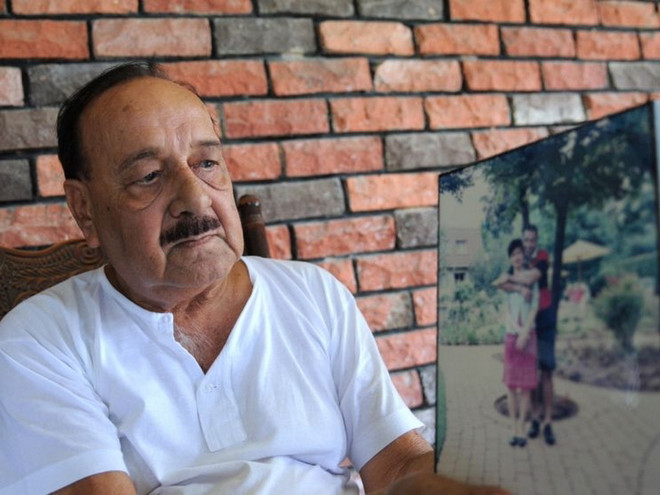 Bố thành viên phi hành đoàn MH17 cầu nguyện cho nạn nhân QZ8501 ảnh 1