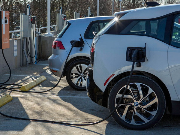 BMW và VW hợp tác xây các trạm sạc nhanh cho xe ôtô điện ảnh 1