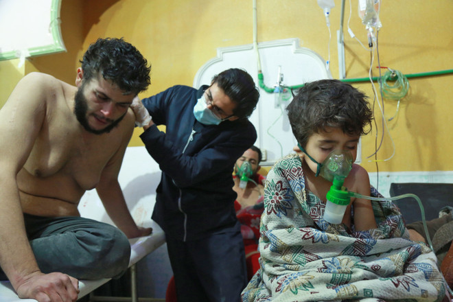 Điều trị cho người dân Syria nghi bị nhiễm khí độc. (Nguồn: AFP/TTXVN) Tổng thống Trump: Mỹ có nhiều lựa chọn quân sự đối với Syria ảnh 1