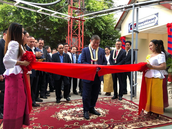 Cắt băng khánh thành công trình. (Ảnh: Chanh Đa/TTXVN) Campuchia khánh thành đài phát sóng tỉnh do Việt Nam tài trợ ảnh 1