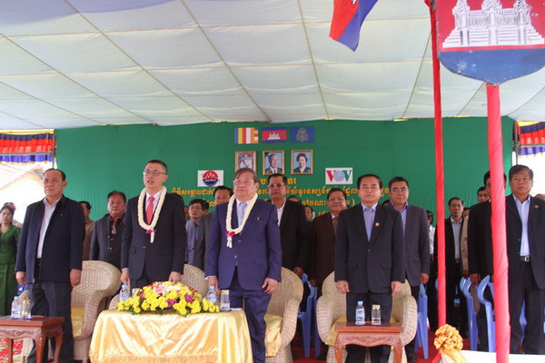 Các đại biểu tham dự lễ khánh thành. (Ảnh: Chanh Đa/TTXVN) Campuchia khánh thành đài phát sóng tỉnh do Việt Nam tài trợ ảnh 2