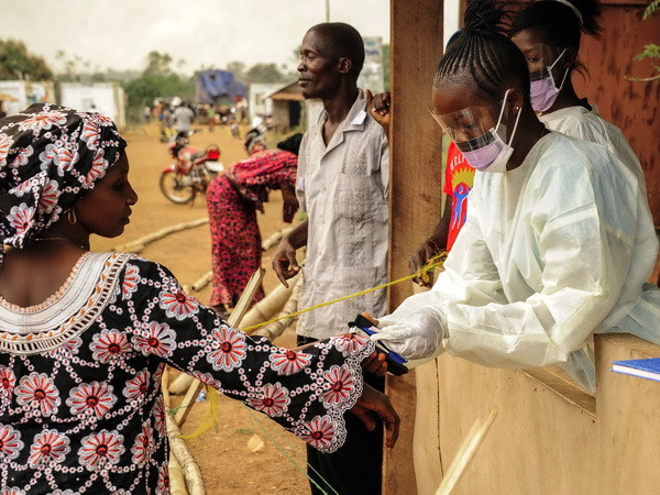Số bệnh nhân nhiễm virus Ebola đã vượt ngưỡng 27.600 người ảnh 1
