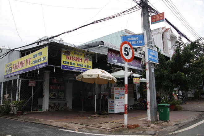 Hàng chục người bị xử phạt trong ngày đầu TP.HCM giãn cách xã hội ảnh 2